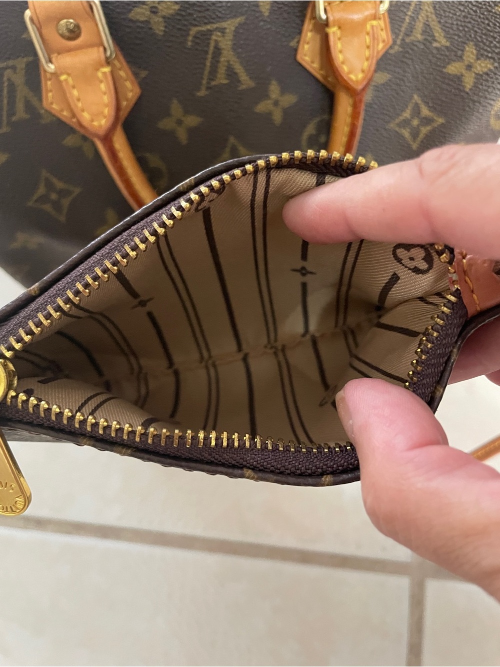 Louis Vuitton Brown Speedy 25 Monogram Canvas Satchel with Tan Leather Trim - Picture 6 of 10